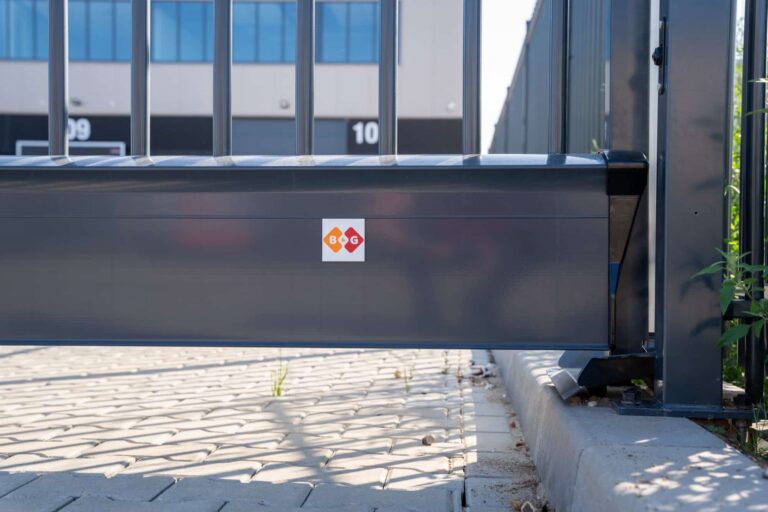 Poorten_Schuifpoort_Eco-Liner Rondissade Ral 7016 ingezoomde onderbalk met spijl